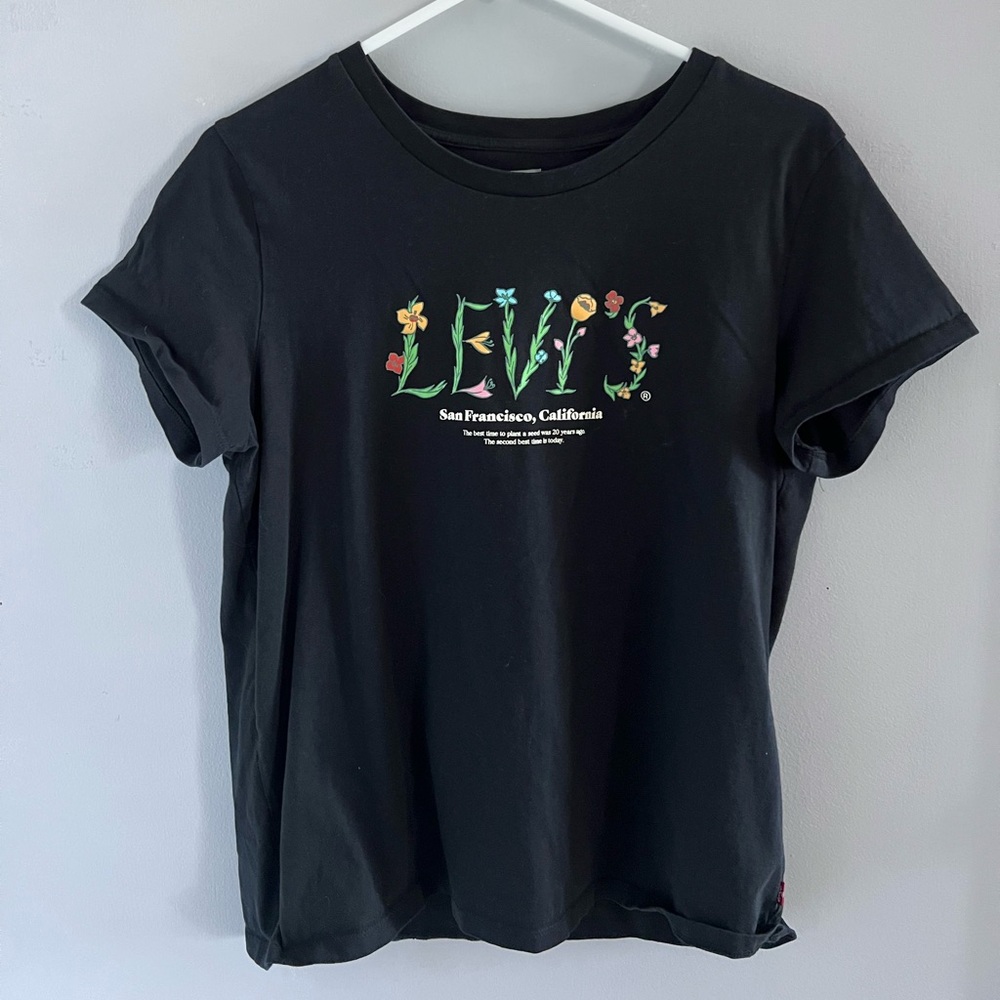 Juniors black T-shirt